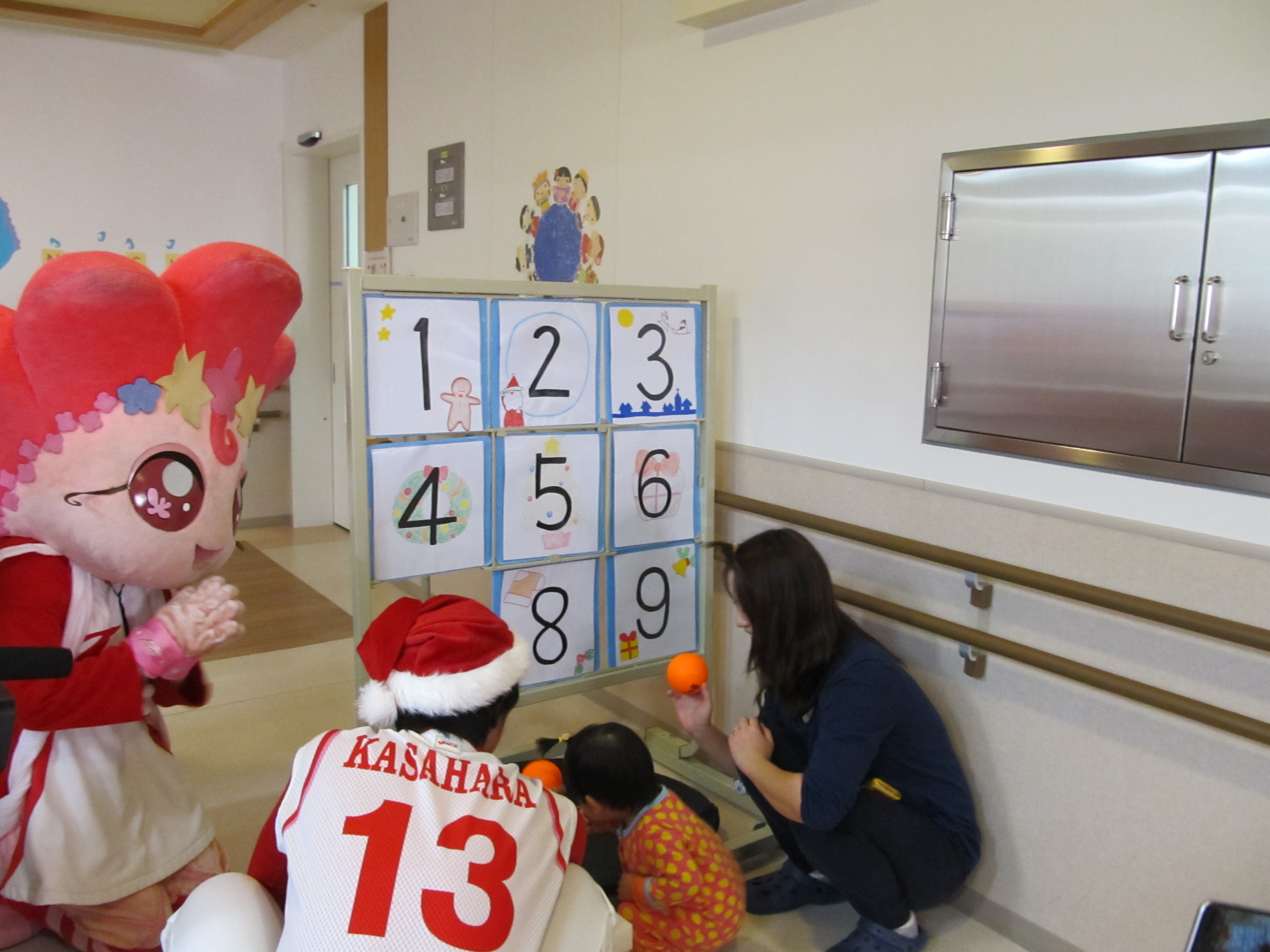 サンタクロースと女子プロ野球京都フローラの選手訪問の様子1
