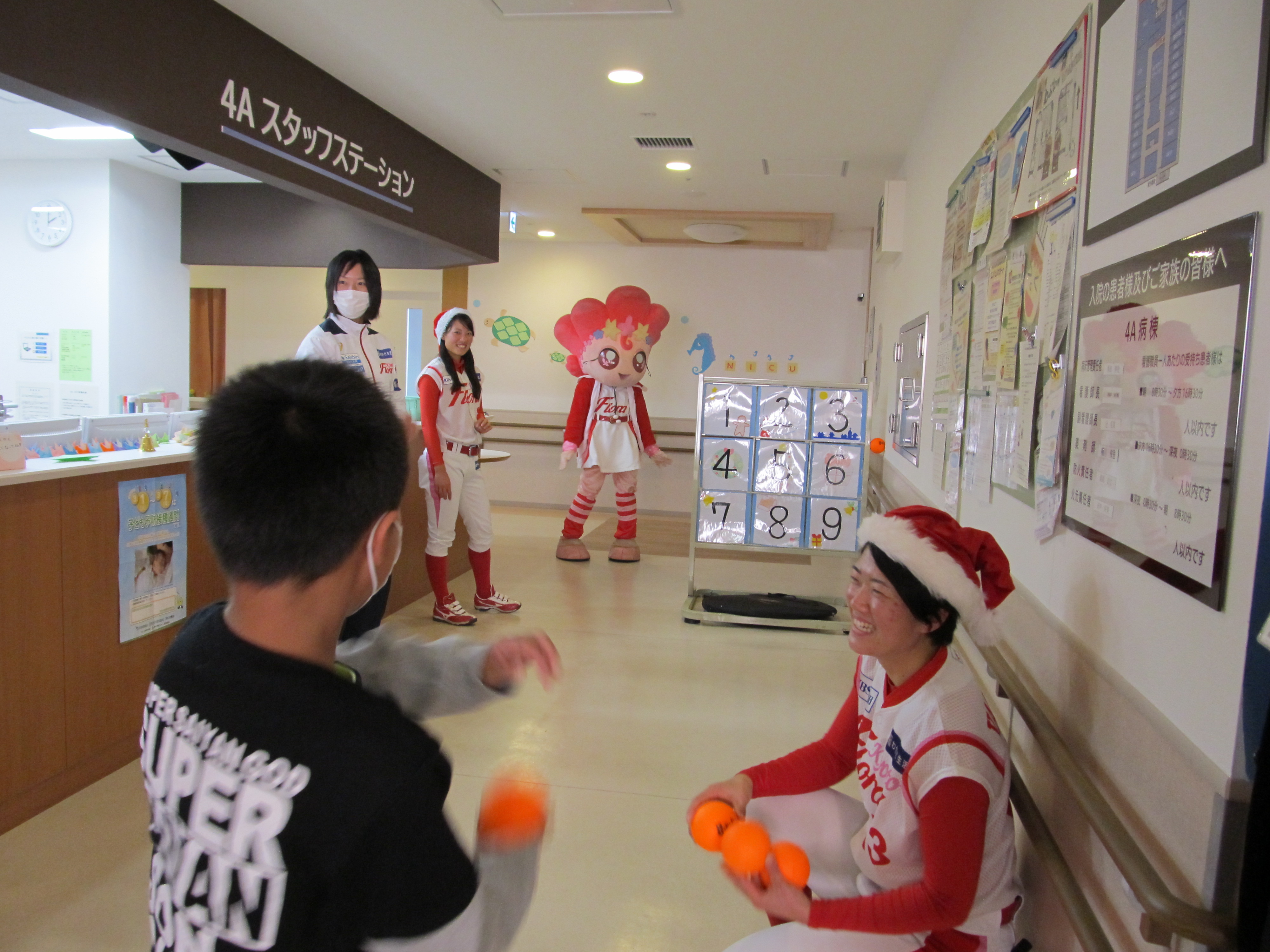 サンタクロースと女子プロ野球京都フローラの選手訪問の様子2