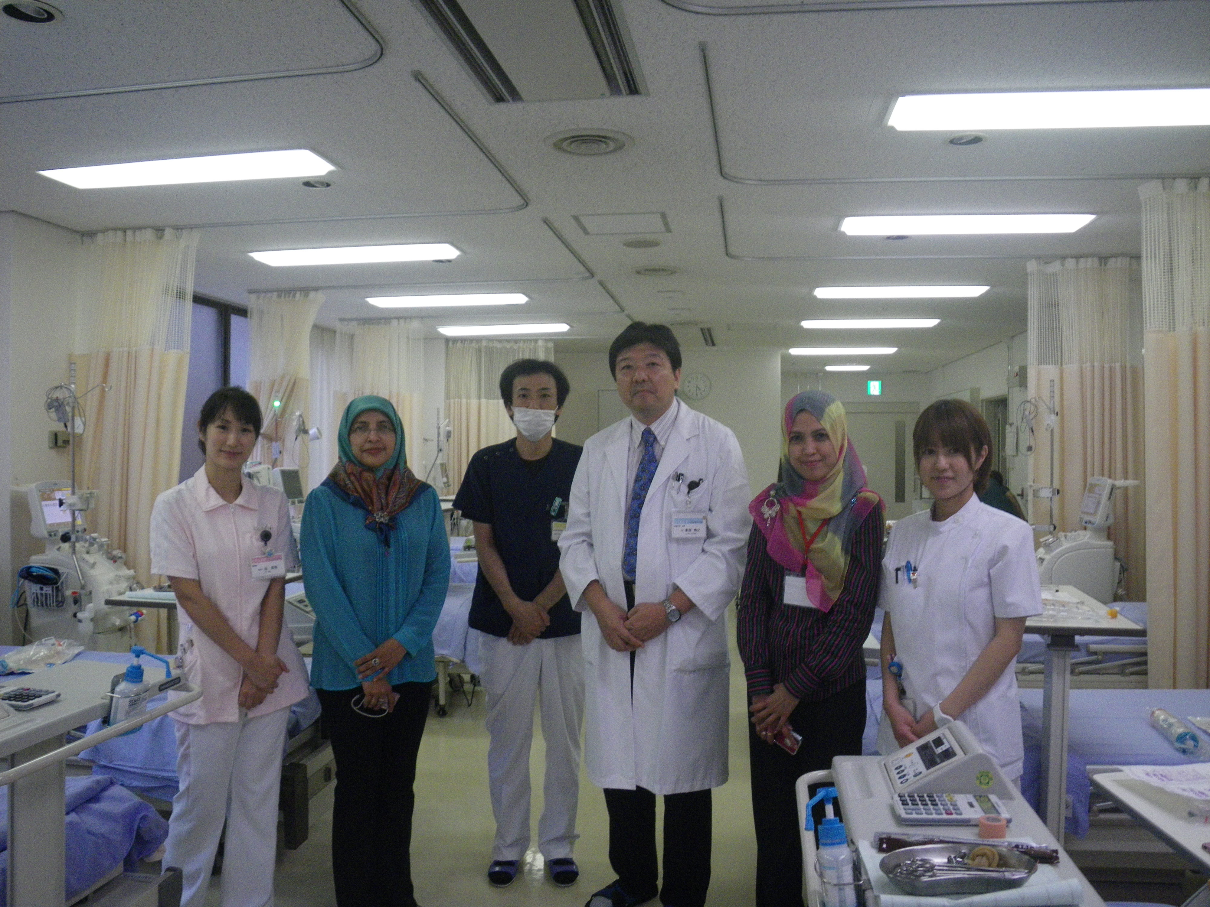 Roshimaさん方と当院医師，看護師，臨床工学技士の写真