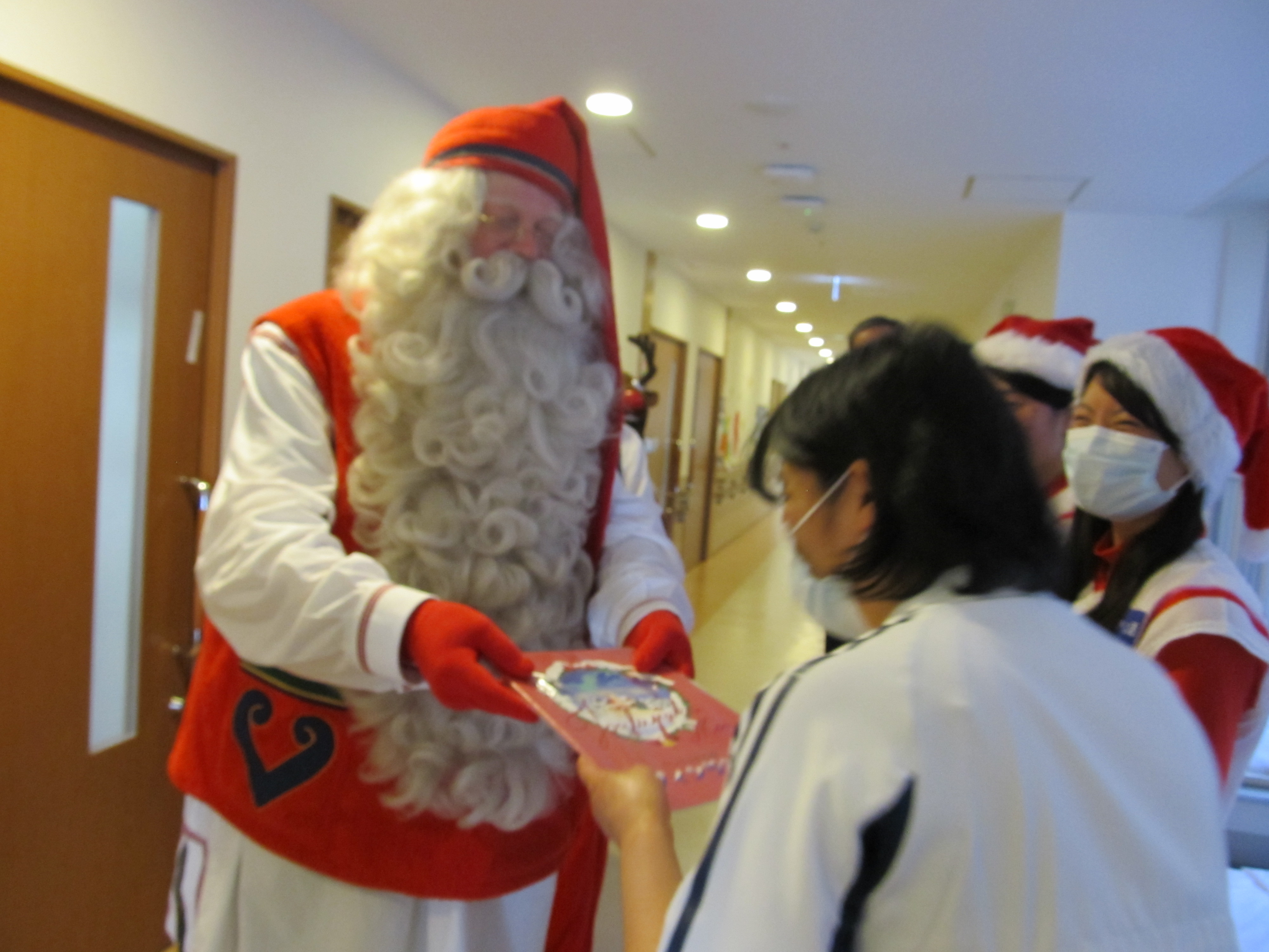 サンタクロースと女子プロ野球京都フローラの選手訪問の様子5